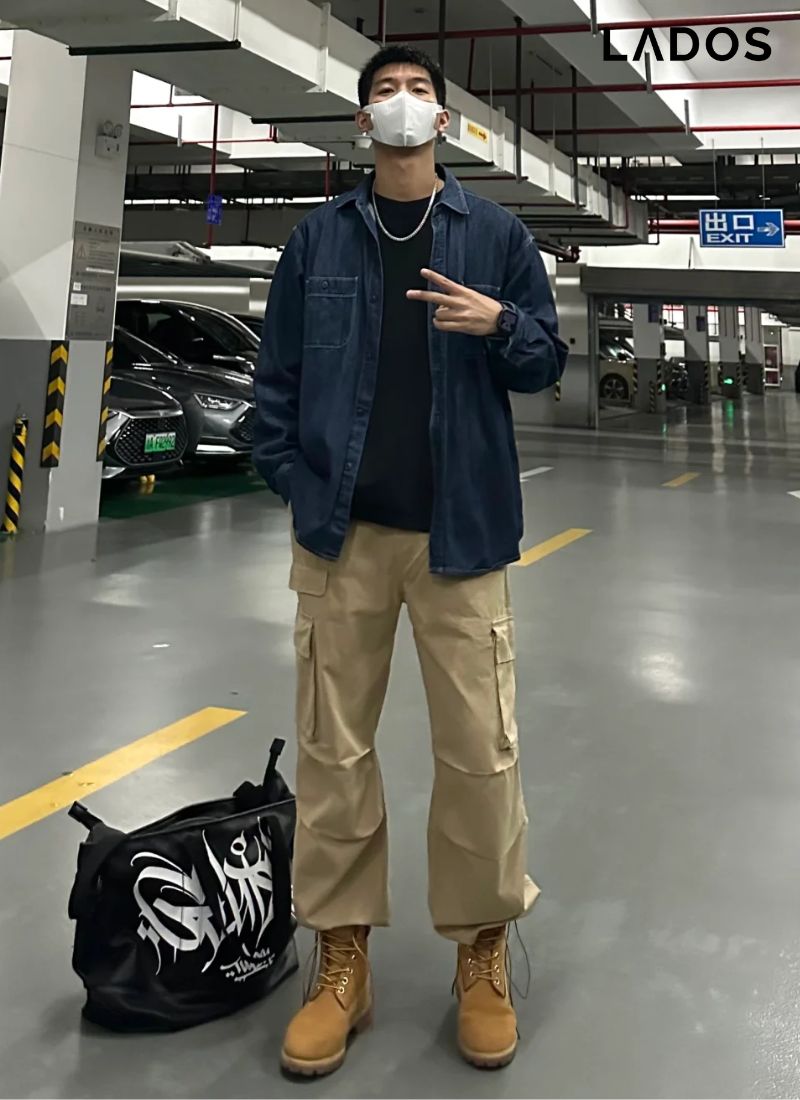 Gợi ý 15+ mẫu áo sơ mi denim nam ĐẸP và trẻ trung 2026 ket hop voi quan tui hop